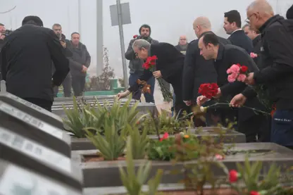 Diyarbakır'da 6 Şubat’ta vefat edenlere karanfil götürüldü