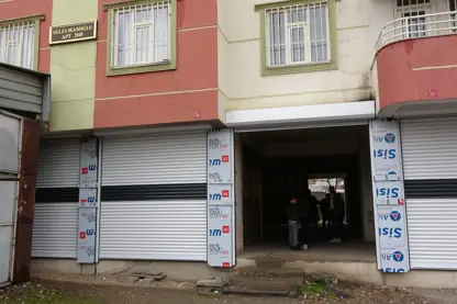 Diyarbakır’da inanılmaz olay! Apartmana dükkandan girip çıkıyorlar