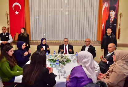 Diyarbakır Valisi Su ve heyeti şehit ile gazi ailelerini bu ayda da unutmadı