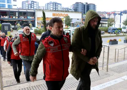 Trabzonspor-Fenerbahçe maçında sahaya atlayan 7 kişi adliyeye sevk edildi