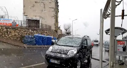 Diyarbakır'da Nisan ayına girerken kar yağışı