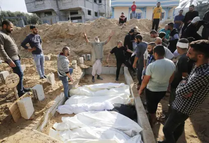 İsrail insanlıktan çıktı! Gazze'de yüzlerce Filistinlinin toplu defnedildiği mezarlığı bombaladı
