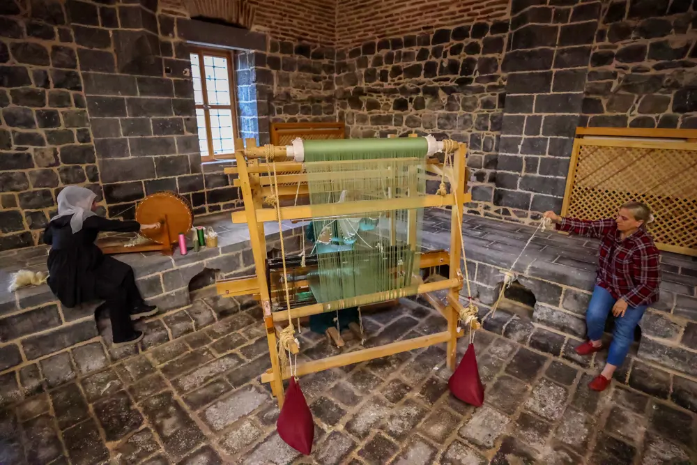 Diyarbakırlı kadınlar tezgahlarını 457 yıllık hamama kurdu