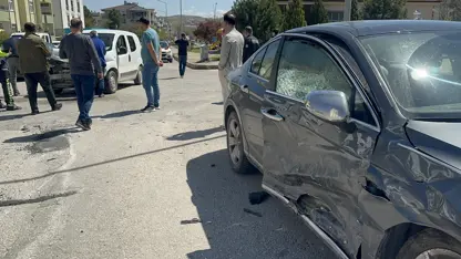 Ticari araç ile otomobil çarpıştı: 7 kişi yaralandı