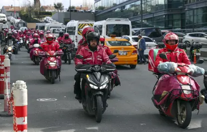 Diyarbakır Milletvekili'nden eylem yapan motorlu kuryelere destek