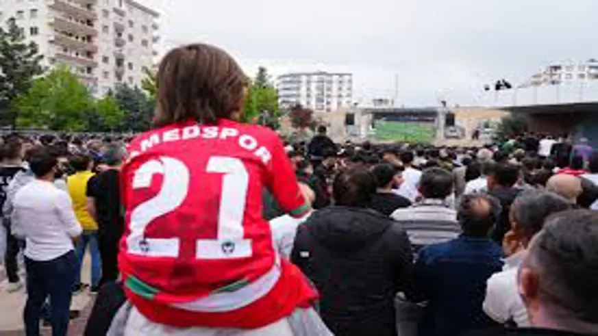 Binler Amedspor maçı için dev ekranlara koştu