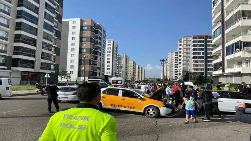 Diyarbakır’da taksi ile otomobil çarpıştı