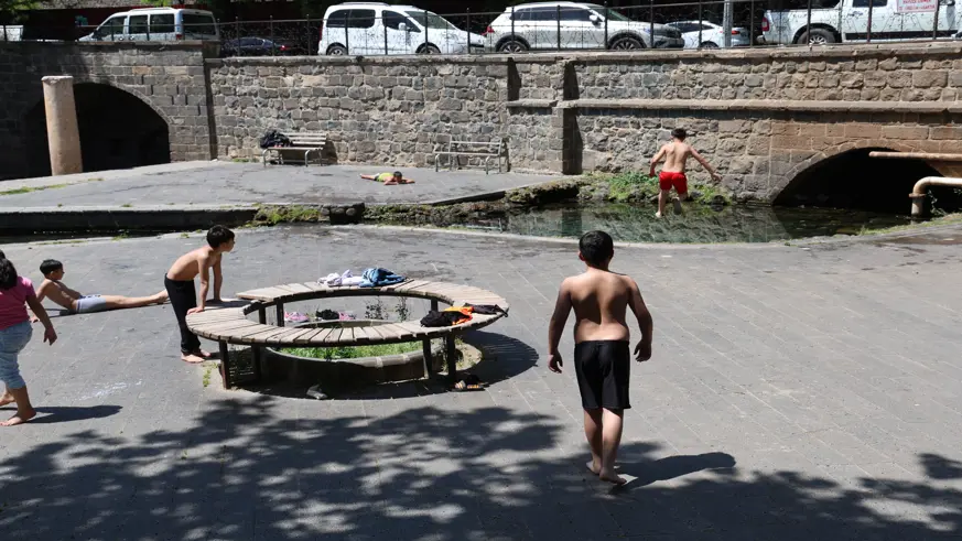 Diyarbakır'da hava sıcaklıları yükseldi çocuklar süs havuzuna koştu