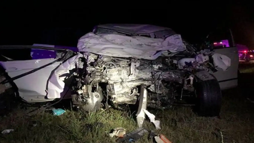 İki araç kafa kafaya çarpıştı: 5 ölü