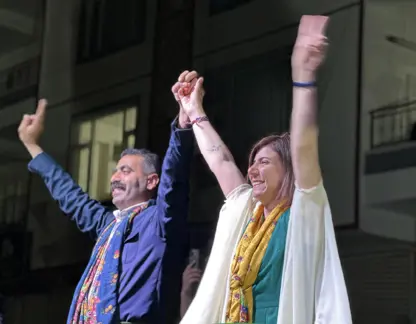  Diyarbakır Büyükşehir Belediyesi Eşbaşkanları mazbatalarını aldı