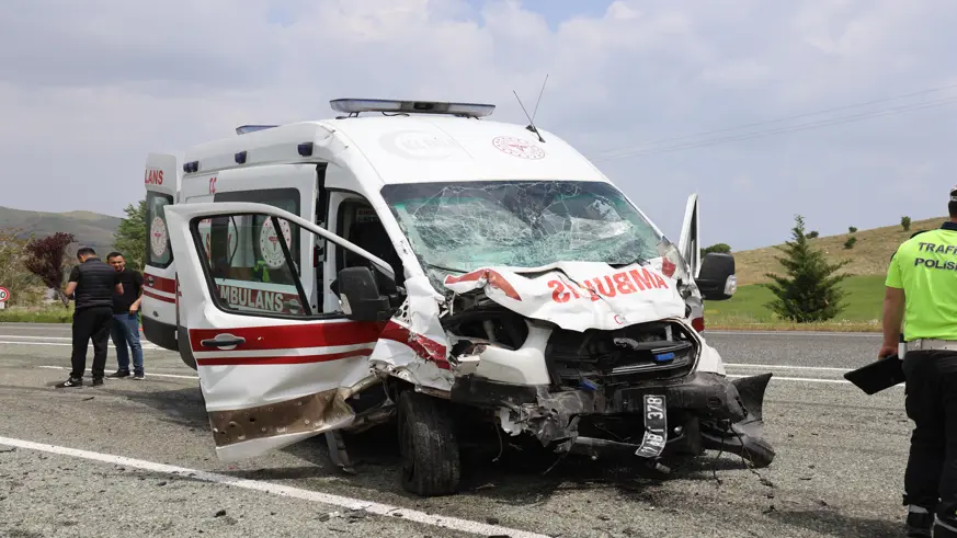 Elazığ-Diyarbakır karayolunda ambulansın karıştığı feci kaza; 6 yaralı, 2'si polis