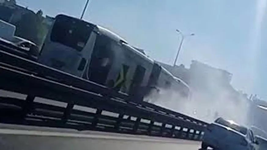 Beylikdüzü’nde metrobüsten dumanlar yükseldi, yolcular panikle tahliye edildi