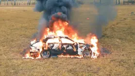 Cinnet geçiren sürücü kendi lüks aracını benzin döküp yaktı