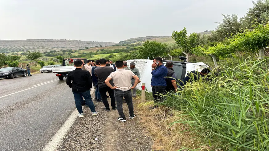 Diyarbakır karayolunda kontrolden çıkan minibüs yan yattı: 14 yaralı