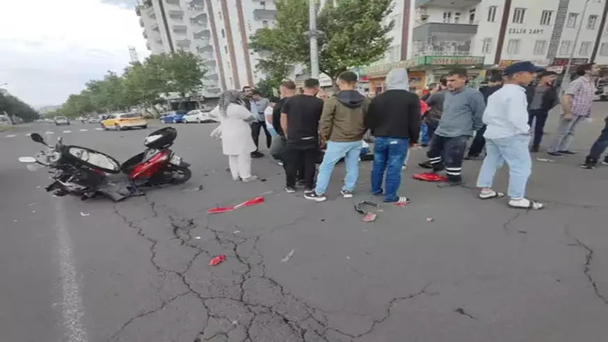 Diyarbakır kavşakta motor kazası 1 ağır yaralı