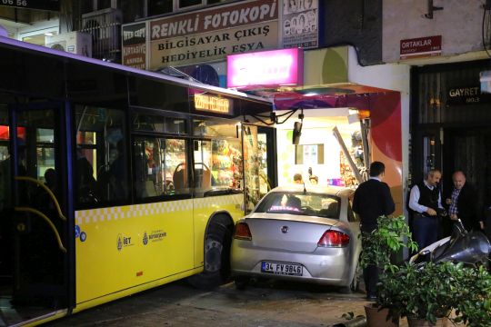 İETT otobüsü Mecidiyeköy’ü birbirine kattı