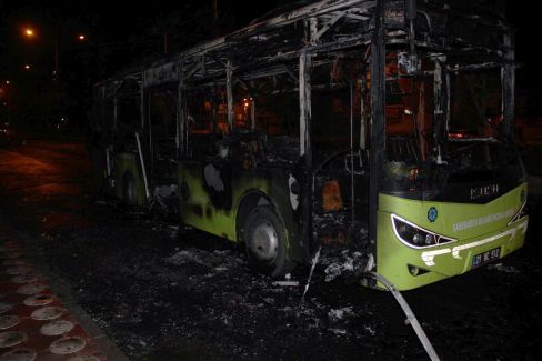 Diyarbakır Bağlar’da maskeliler Otobüs yaktı!