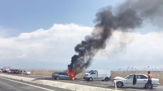 Diyarbakır'da zincirleme kazada otomobil alev aldı