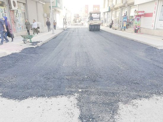 Bismil’de sıcak asfalt çalışmalarına başlandı 