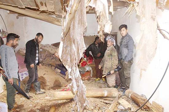 Hakkari'de dev kaya parçaları 5 evin üzerine düştü: 3 yaralı