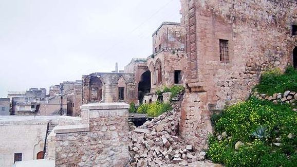 Tarihi yapıları yağmurla yıkıldı 