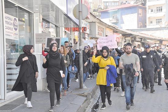 Bitlis'te üniversitelilerden istismar tepkisi