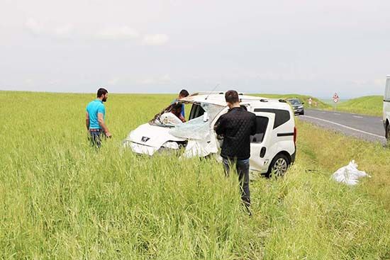 Diyarbakır'da hafif ticari araç şarampole yuvarlandı: 3 yaralı 