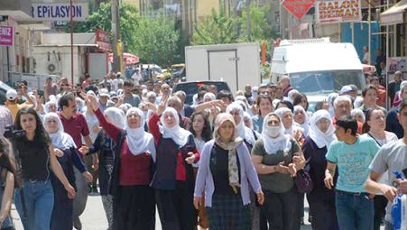 Tutuklu annelerinden sloganlı, düdüklü yürüyüş
