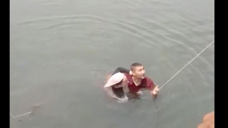 Fırat Nehri’ne atlayan genç kızı kurtardı