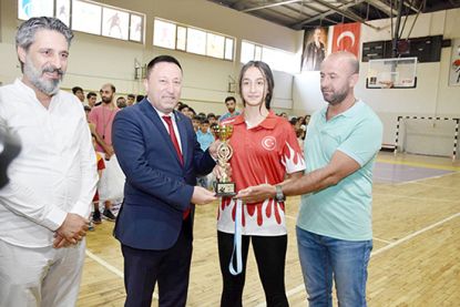 Başkan Beyoğlu'ndan yaz spor okullarına katılan çocuklara malzeme desteği