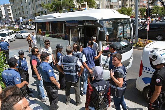 Protesto yapan HDP’liler gözaltına alındı