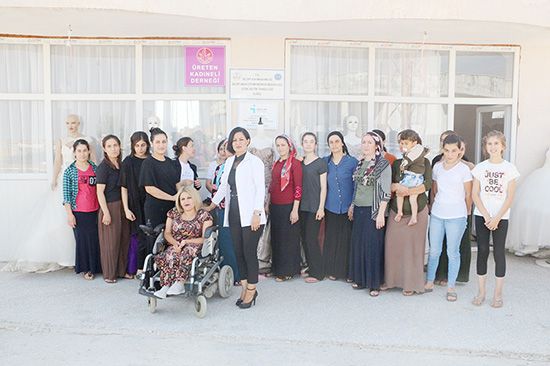 Köy kadınları meslek öğrenip aile bütçesine katkı sağlıyor 