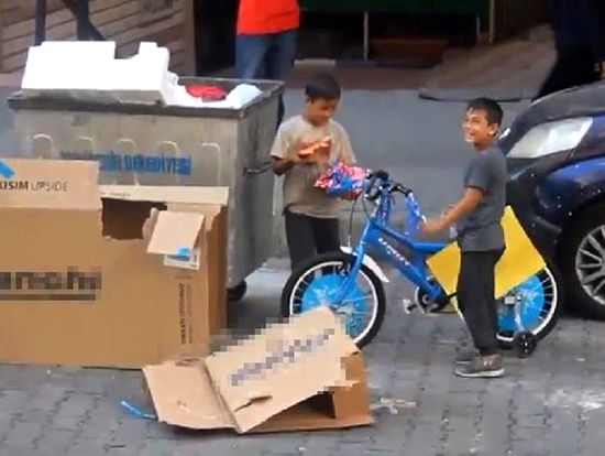 Kağıt toplayan kardeşlerin hayalindeki bisiklet, konteynerden çıktı 