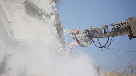 İsrail Batı Şeria'da inşa halindeki camiyi yıktı