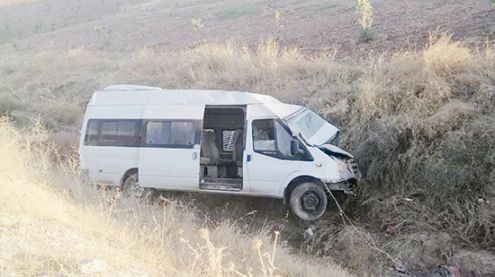 Şanlıurfa'da minibüs devrildi: 2 yaralı