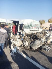 Mardin'de öğrencileri taşıyan minibüs kamyona çarptı: 14 yaralı