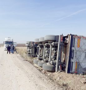 Diyarbakır'da pamuk yüklü kamyon devrildi: 1 yaralı 