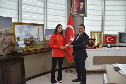 Başkan Beyoğlu, karate şampiyonuna ödül