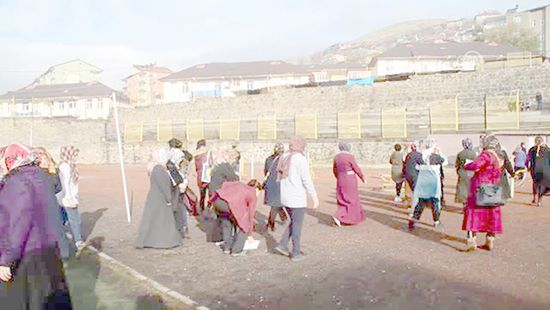 Bitlis'te kilolarından kurtulan kadınlar yarıştı