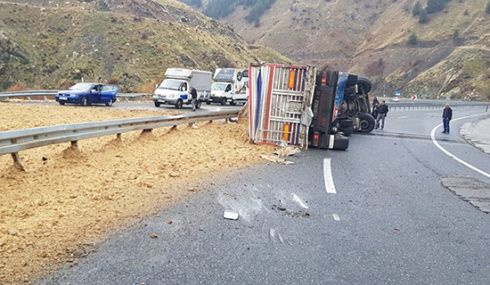 Elazığ'da devrilen kamyonun sürücüsü öldü