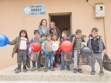 Köy okulu öğrencilerine yardım 