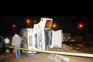 Çöp kamyonu devrildi: Bir kişi hayatını kaybetti