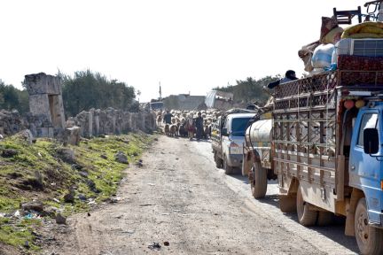 İdlib'de son 3 günde 31 bin 600 sivil daha Türkiye sınırı yakınlarına göç etti