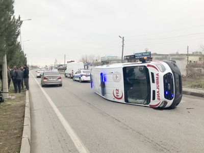 Diyarbakır'da ambulans ile minibüs çarpıştı: 6 yaralı
