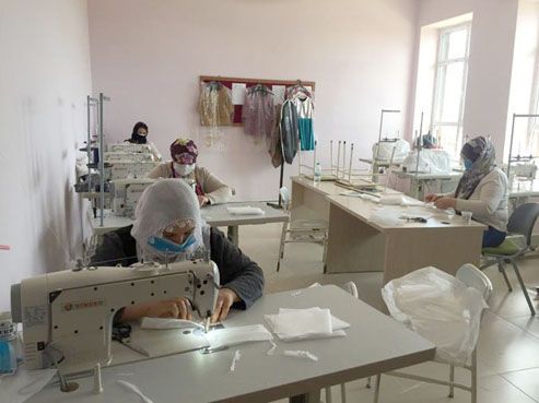 Dicle HEM'de gönüllü kadınlar maske üretiyor 