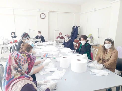 Silvan'da sağlık çalışanları için maske üretiliyor