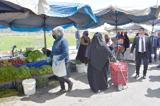 Başkan Beyoğlu kadın semt pazarında denetimlerde bulundu