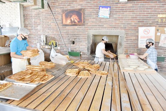 Diyarbakırlı fırıncı her gün 120 aileye bedava ekmek veriyor