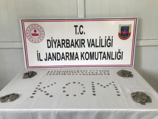 Diyarbakır'da tarihi eser operasyonunda 1389 gümüş sikke ele geçirildi