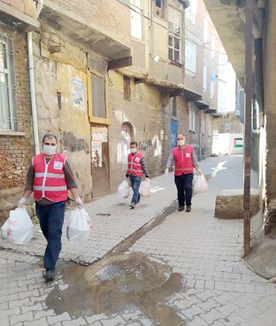 Türk Kızılay Diyarbakır'da ihtiyaç sahiplerine gıda kolisi dağıttı